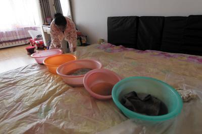 嵊州楼上漏水，住户失联，小区没物管，业主维权难！律师来支招……